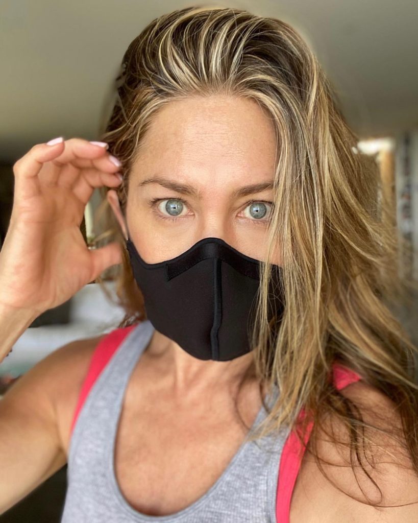 jennifer aniston no makeup It's Mask Selfie With No Makeup