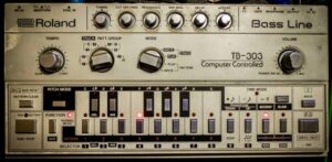 ROLAND TB 303 SYNTHESIZER