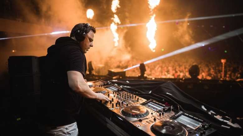 ‘IN SEARCH OF SUNRISE 21 – NIRVANA: FOR THE NEXT GENERATION OF DREAMERS’ MIXED BY MARKUS SCHULZ