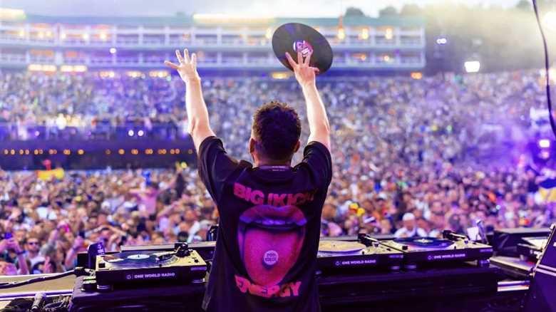 Dimitri Vegas revives the art of vinyl DJing with Tomorrowland  2025 set – available now on YouTube